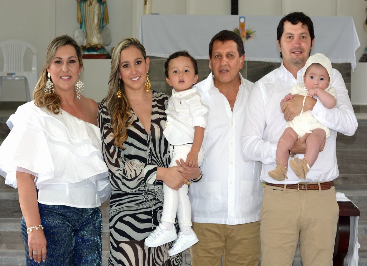 Olga Lucia Tamayo, Andrea Lucia Pinzón, Jerónimo Restrepo, Jairo Pinzón, Jaime Andrés Restrepo y el bautizado Salvador Restrepo Pinzón.